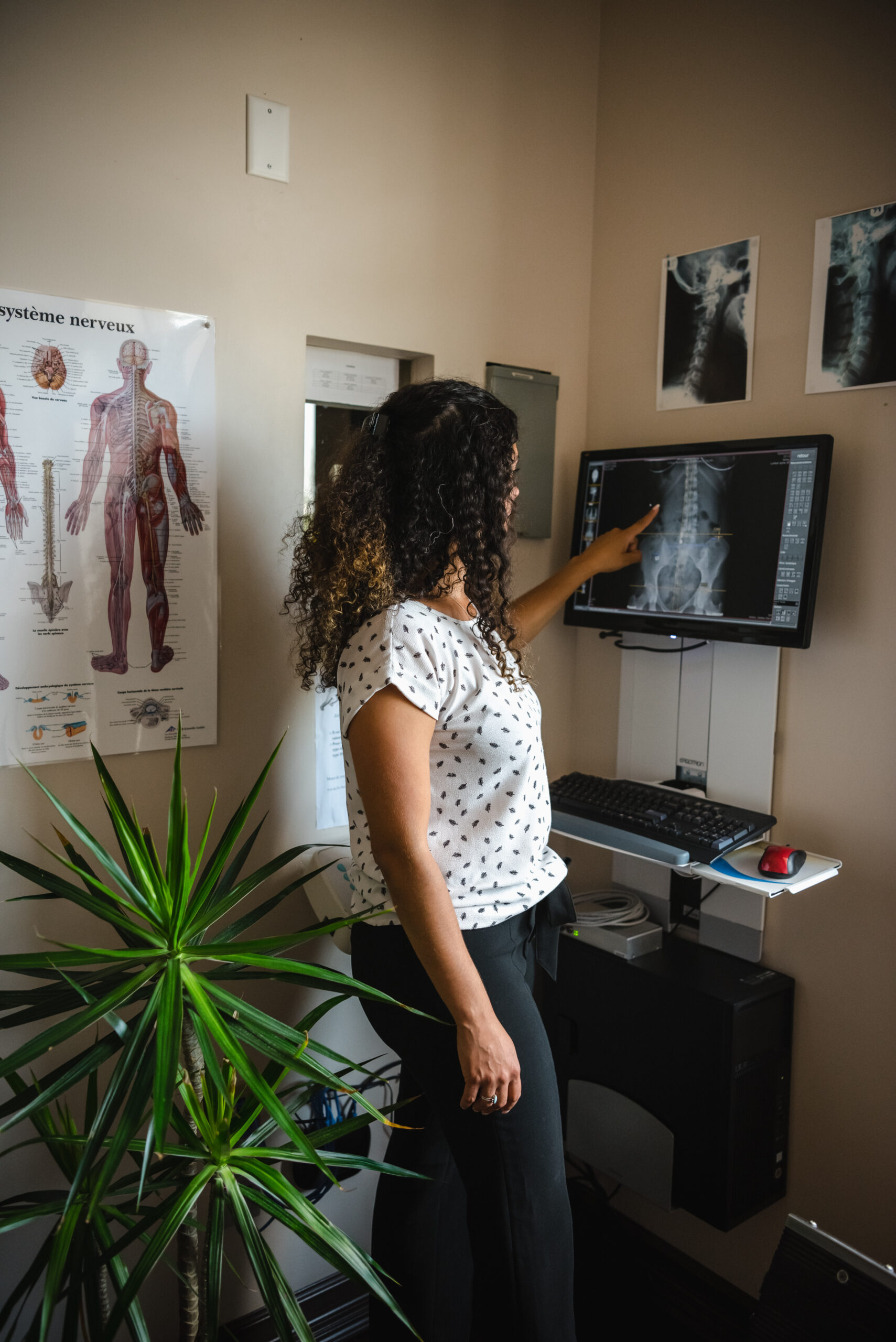 Dre Renée Farand Mendez regarde un écran lors du service de radiographie